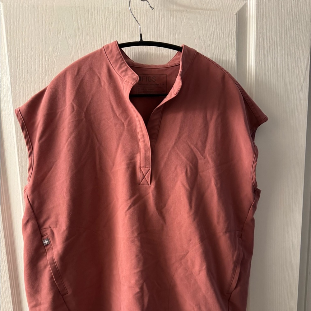 Figs Scrub Set
High Waist Jogger pants and Rafaella Shirt in size M Color Mauve